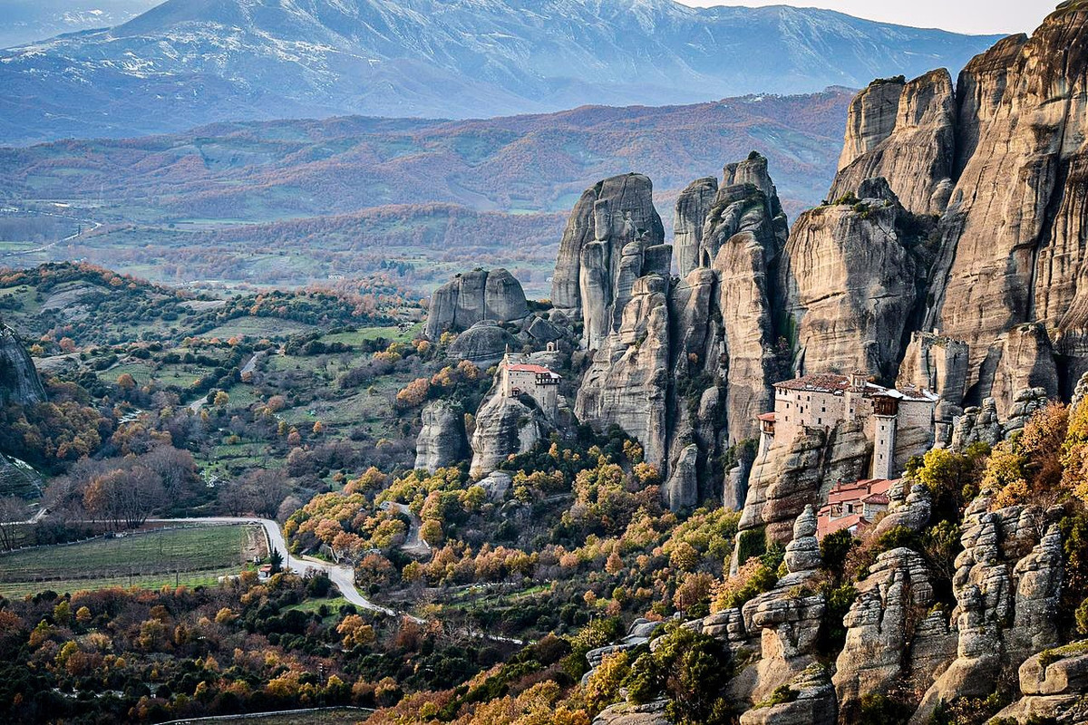 Quá trình xây dựng các tu viện ở Meteora rất khó khăn và vất vả, với việc phải vận chuyển khối lượng vật liệu lớn lên vách đá cao dựng đứng bằng những chiếc thang dây. Ảnh: Ulysses Travel.