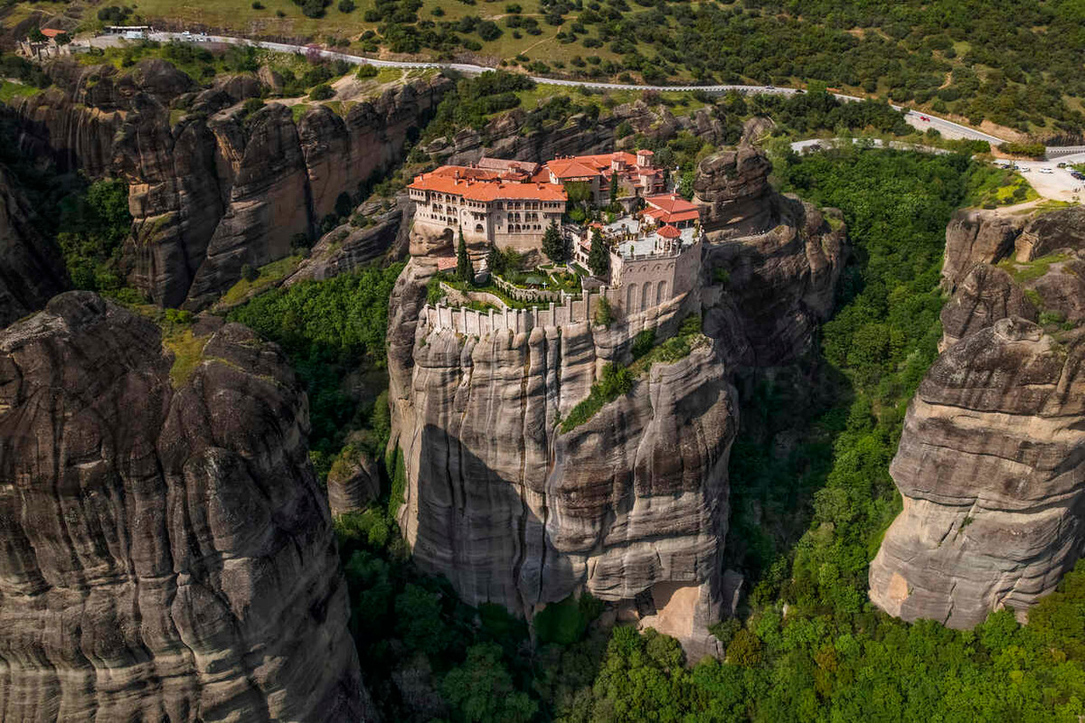 Trải qua các biến cố lịch sử, chỉ còn 6 tu viện ở Meteora nguyên vẹn. Mỗi tu viện như vậy có ít hơn 10 tu sĩ sinh sống. Ảnh: Westend61.