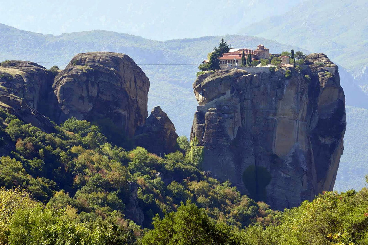 Nhưng cuộc sống thanh bình ở Meteora không được kéo dài lâu. Các cuộc bạo loạn, cướp bóc đã khiến tình hình trở nên hỗn loạn, nhiều tu viện ở Meteora bị hủy hoại. Ảnh: Top Travel Sights.