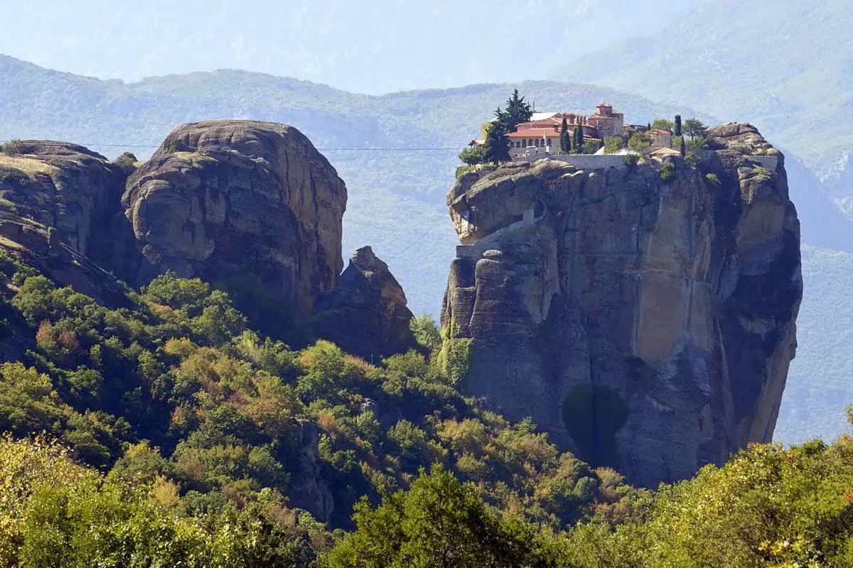 Nhưng cuộc sống thanh bình ở Meteora không được kéo dài lâu. Các cuộc bạo loạn, cướp bóc đã khiến tình hình trở nên hỗn loạn, nhiều tu viện ở Meteora bị hủy hoại. Ảnh: Top Travel Sights.