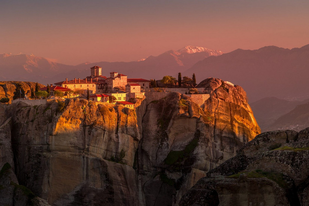 Vào năm 1998, quần thể tu viện Meteora đã được đưa vào danh sách di sản thế giới của UNESCO. Nơi đây cũng đã mở cửa cho du khách đến thăm và trở thành một địa danh nổi tiếng thế giới của Hy Lạp. Ảnh: Locationscout.
