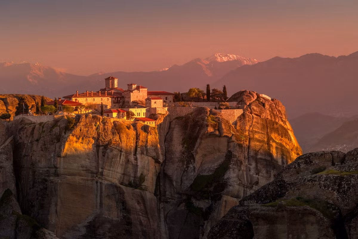 Vào năm 1998, quần thể tu viện Meteora đã được đưa vào danh sách di sản thế giới của UNESCO. Nơi đây cũng đã mở cửa cho du khách đến thăm và trở thành một địa danh nổi tiếng thế giới của Hy Lạp. Ảnh: Locationscout.