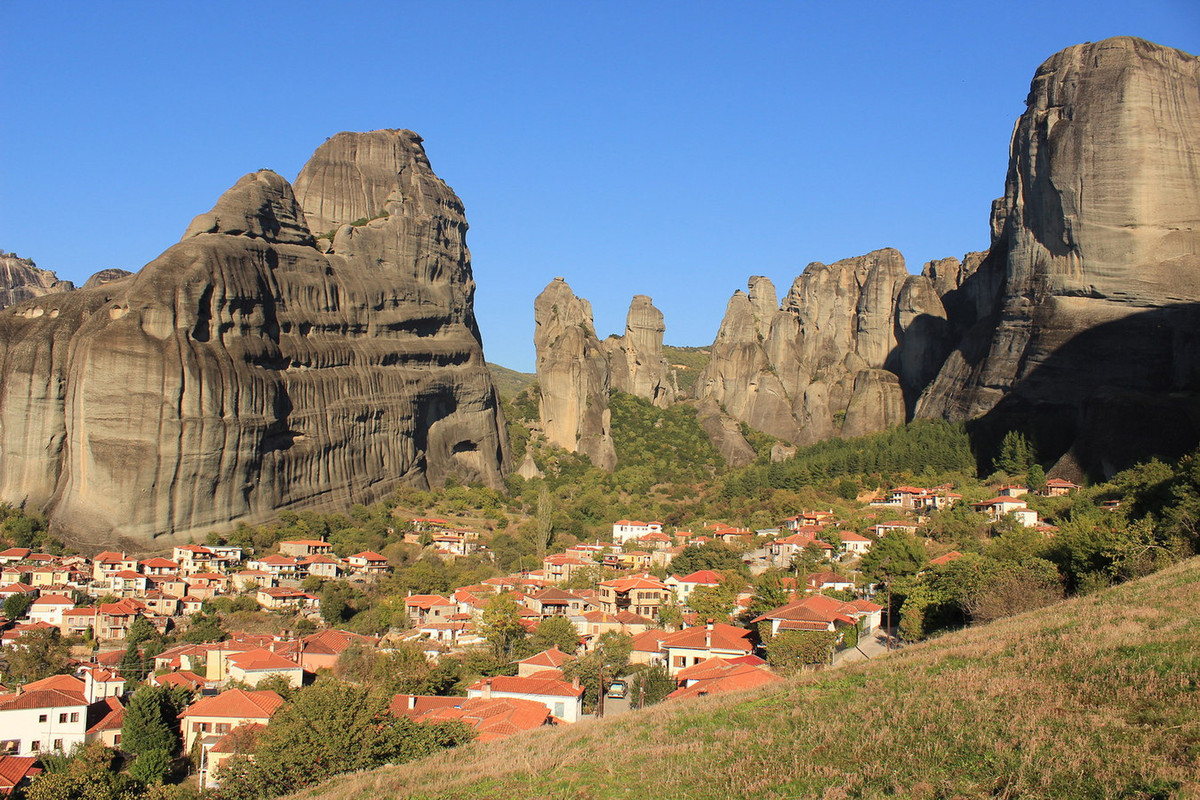 Kể từ đó, xung quanh các tu viện Meteora đã hình thành nên một cộng đồng dân cư sầm uất. Ảnh: Visit Meteora.