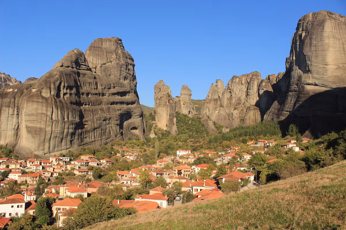 Kể từ đó, xung quanh các tu viện Meteora đã hình thành nên một cộng đồng dân cư sầm uất. Ảnh: Visit Meteora.