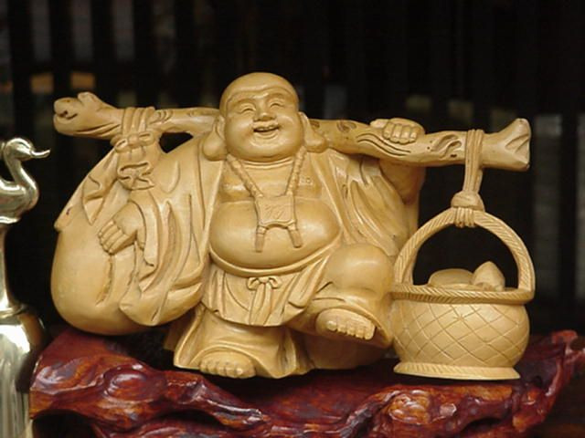 1. Vị thần đầu tiên trong Thất Phúc Thần là La Hán Bố Đại (Hotei), được coi là một hiện thân của Phật Di Lặc. Vị thần mập mạp vui vẻ này mang trên vai một cái túi vải bố, có nhiều phép màu và có những hành động lạ lùng.