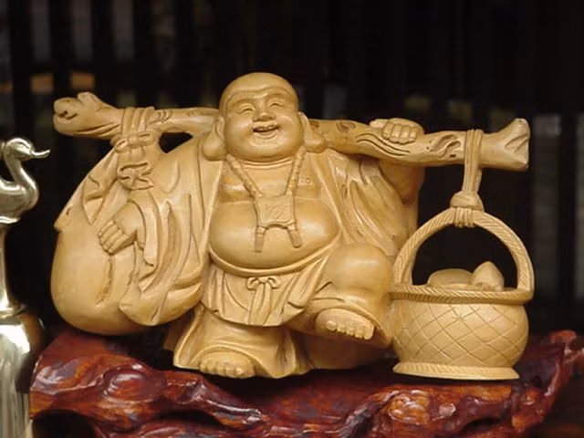 1. Vị thần đầu tiên trong Thất Phúc Thần là La Hán Bố Đại (Hotei), được coi là một hiện thân của Phật Di Lặc. Vị thần mập mạp vui vẻ này mang trên vai một cái túi vải bố, có nhiều phép màu và có những hành động lạ lùng.