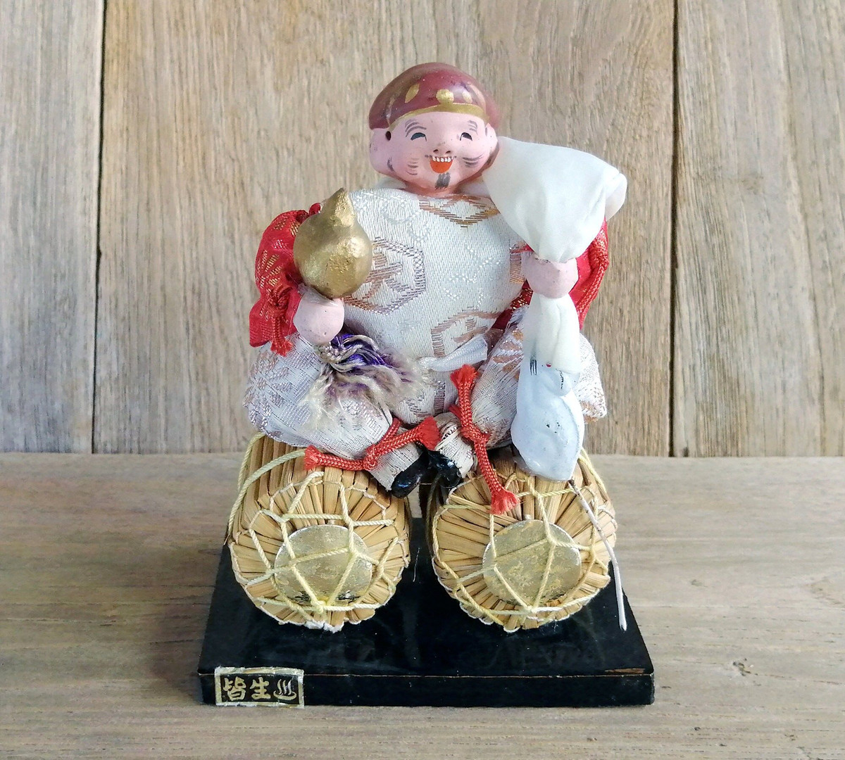 6. Đại Hắc Thiên (Daikokuten) là hiện thân của thần Ấn Độ Mahakala, vị thần của giàu có. Thần có vẻ ngoài đầy đặn, phúc hậu, có một bao bố lớn đựng của cải vắt qua vai, dưới chân có hai bao gạo.