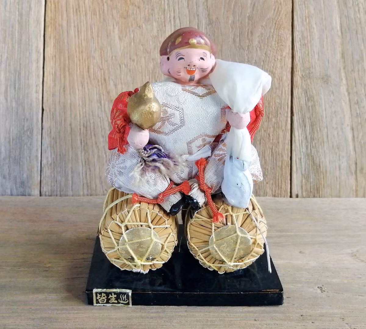 6. Đại Hắc Thiên (Daikokuten) là hiện thân của thần Ấn Độ Mahakala, vị thần của giàu có. Thần có vẻ ngoài đầy đặn, phúc hậu, có một bao bố lớn đựng của cải vắt qua vai, dưới chân có hai bao gạo.