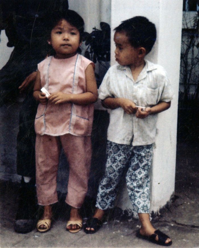 Hi đứa trẻ trên phố.