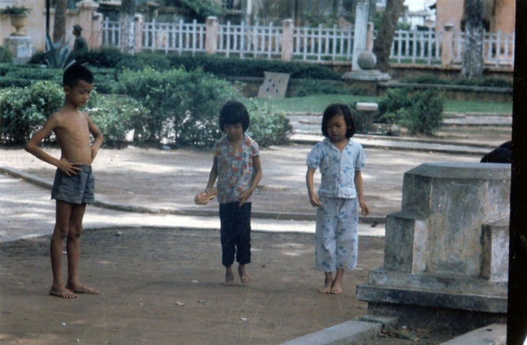 Trẻ em chơi đùa trong công viên.