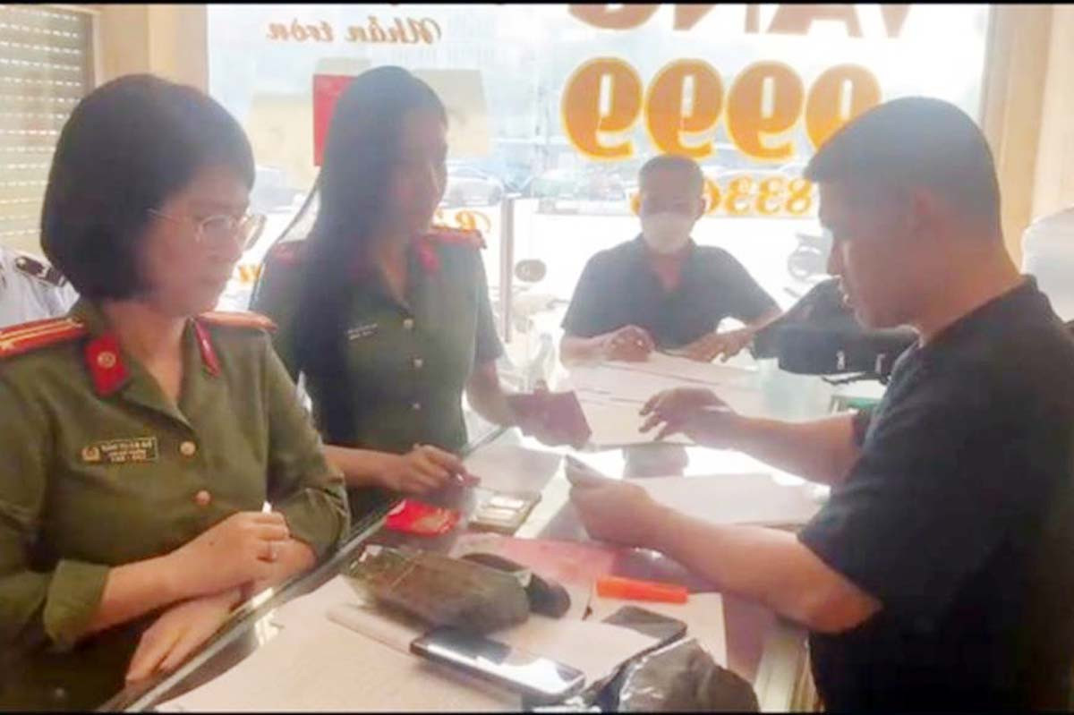 Co doanh nghiep thue nguoi xep hang mua vang 'binh on'