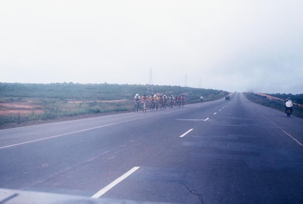 Các vận động viên đạp xe trên xa lộ Biên Hòa. Ảnh: Gary Mathews.