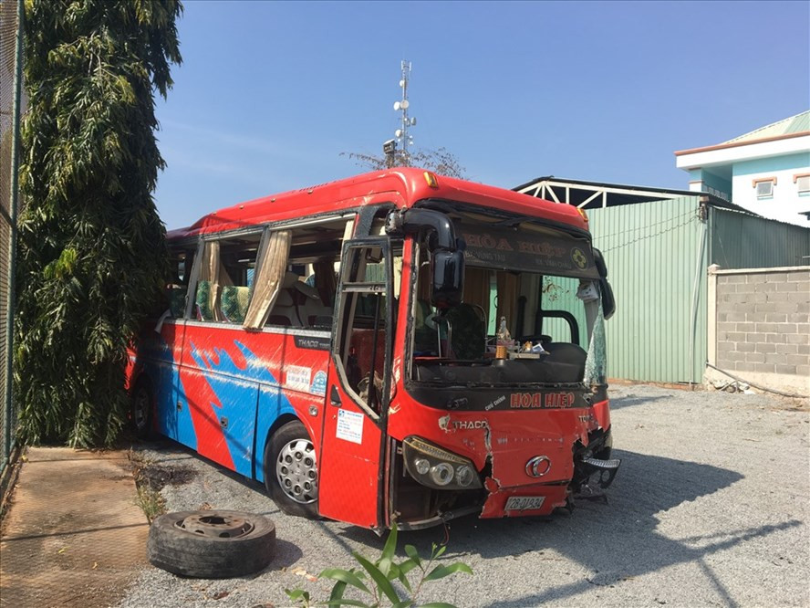 Xe khach tu gay tai nan, hon 20 hanh khach bi da chan thuong