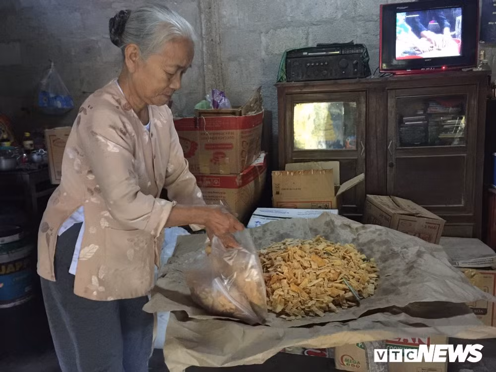 Ba lao 50 nam giu bi quyet lam mon mut Tet nha ngheo doc nhat xu Hue