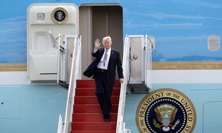 Tong thong Donald Trump dang tren duong toi Viet Nam