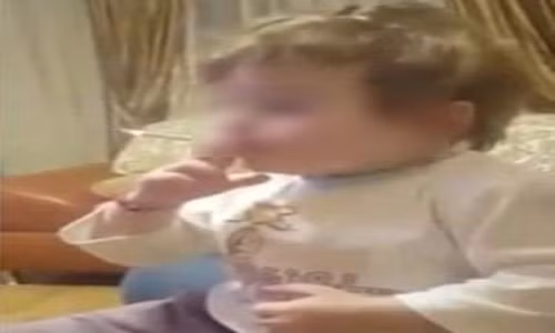 Be gai phi pheo hut shisha ma nguoi lon van dung dung