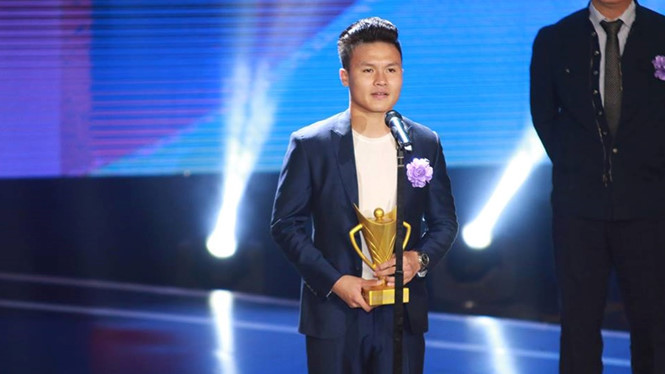 Cau thu Viet va chuyen thuong Tet: Nguoi tien ty, ke no luong