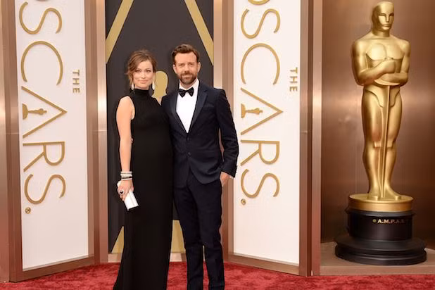 Thướt tha trong bộ váy đen suông dài, minh tinh Olivia Wilde tạo dáng cùng cựu ngôi sao Jason Sudeikis của chương trình "Saturday Night Live".