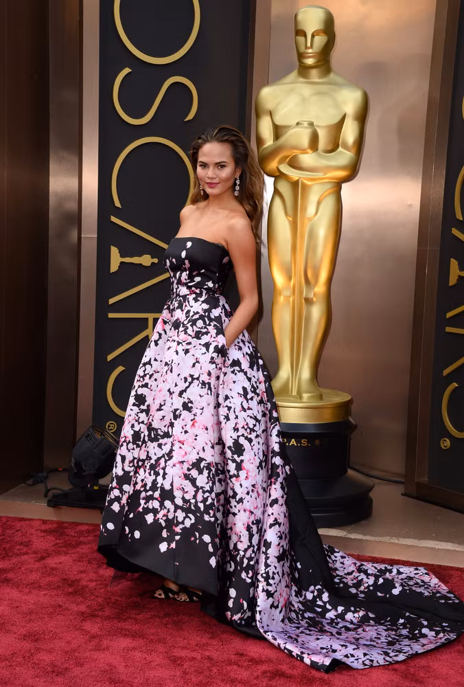 Cô đào Chrissy Teigen duyên dáng trong mẫu váy xòe của Monique Lhullier.