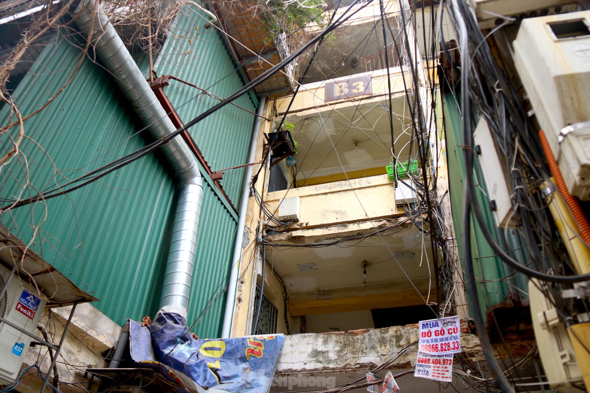 Sau thời gian dài đi vào sử dụng, các công trình nhà đã xuất hiện các hư hỏng 1 số vị trí kết cấu chịu lực; các khu vực xuống cấp tại tầng mái, tầng 1; các bộ phận cơi nới gây ảnh hưởng đến công trình, hệ thống hạ tầng kỹ thuật cấp điện, cấp nước, thoát nước, đường giao thông; điều kiện đảm bảo phòng chống cháy nổ không đáp ứng được các tiêu chuẩn, quy chuẩn.