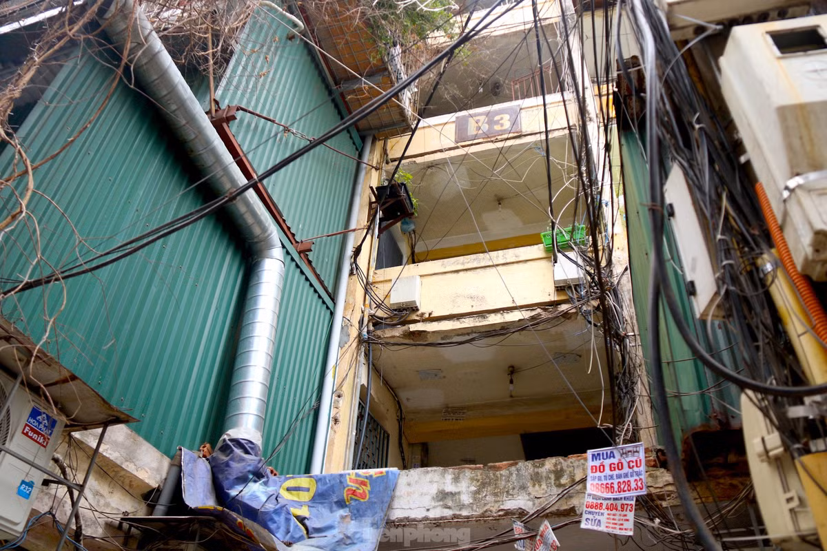 Sau thời gian dài đi vào sử dụng, các công trình nhà đã xuất hiện các hư hỏng 1 số vị trí kết cấu chịu lực; các khu vực xuống cấp tại tầng mái, tầng 1; các bộ phận cơi nới gây ảnh hưởng đến công trình, hệ thống hạ tầng kỹ thuật cấp điện, cấp nước, thoát nước, đường giao thông; điều kiện đảm bảo phòng chống cháy nổ không đáp ứng được các tiêu chuẩn, quy chuẩn.