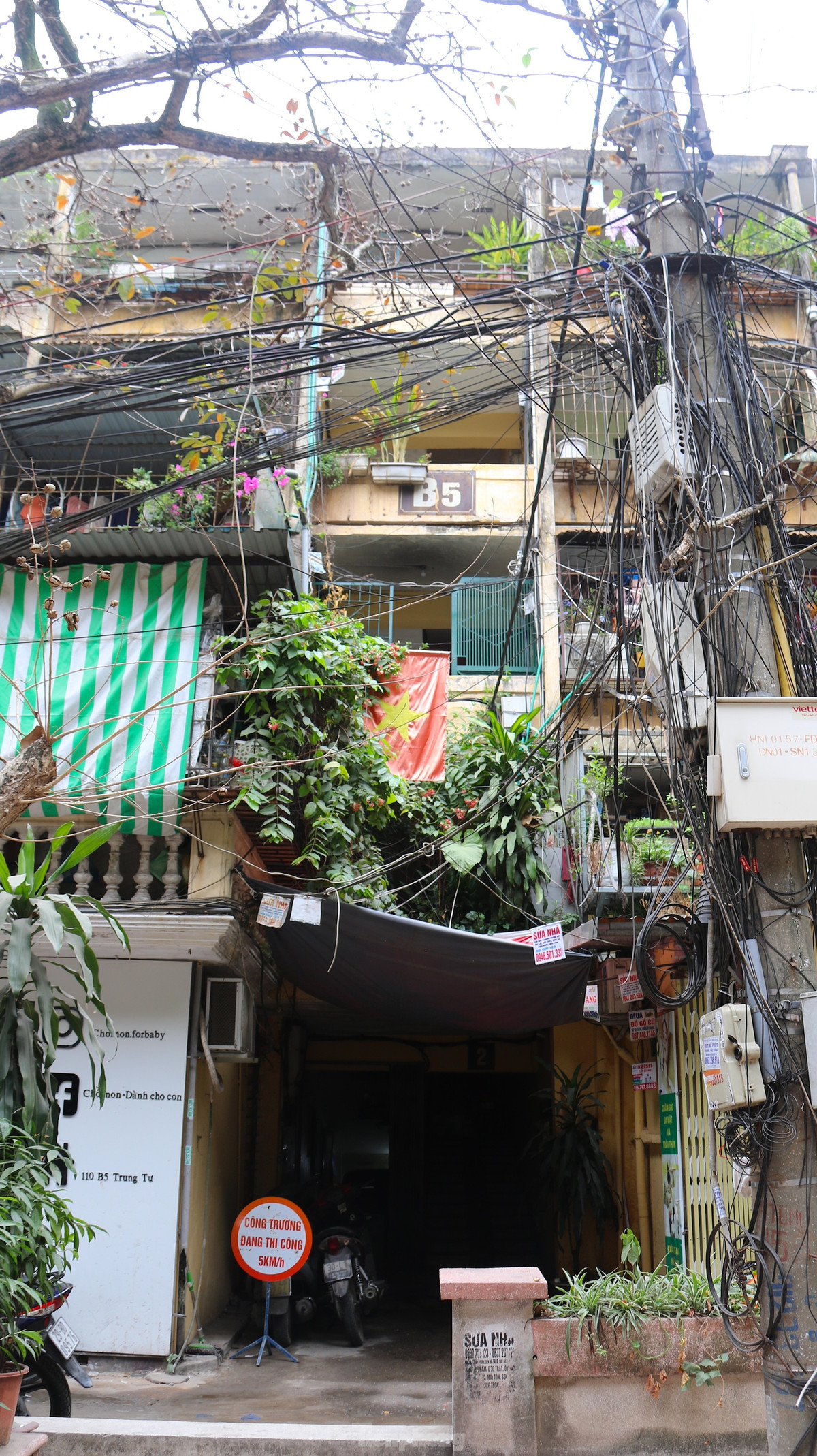 Đại diện Sở Quy hoạch - Kiến trúc khẳng định: Quy hoạch phân khu đô thị cũng định hướng nguyên tắc cải tạo các khu tập thể cũ theo hướng giảm mật độ, tăng tầng cao công trình nhưng không làm tăng quy mô dân số. Sau khi cải tạo, đơn vị chức năng cần ưu tiên bổ sung hạ tầng, công trình công cộng, không gian xanh đảm bảo tốt hơn.