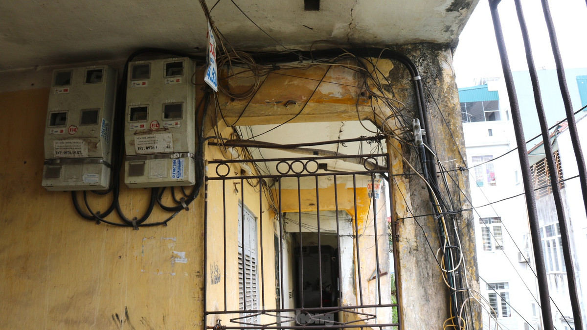 Chị Thái Hà (30 tuổi, Đống Đa) sống cùng gia đình trong hơn 20 năm tại căn tập thể tầng 5 Đặng Văn Ngữ. Chị cho biết, khu nhà xuống cấp nhiều, đặc biệt là sau đợt mưa bão vừa rồi. "Gia đình mình đã có kế hoạch chuyển tới nơi khác sinh sống, nhưng đa số dân cư khu vực này lựa chọn vẫn sống tại đây vì vị trí thuận lợi. Việc đền bù người dân cũng mong muốn được bằng hoặc hơn các khu vực khác tương tự trong nội thành để đảm bảo quyền lợi cho người dân" chị Hà chia sẻ nguyện vọng.