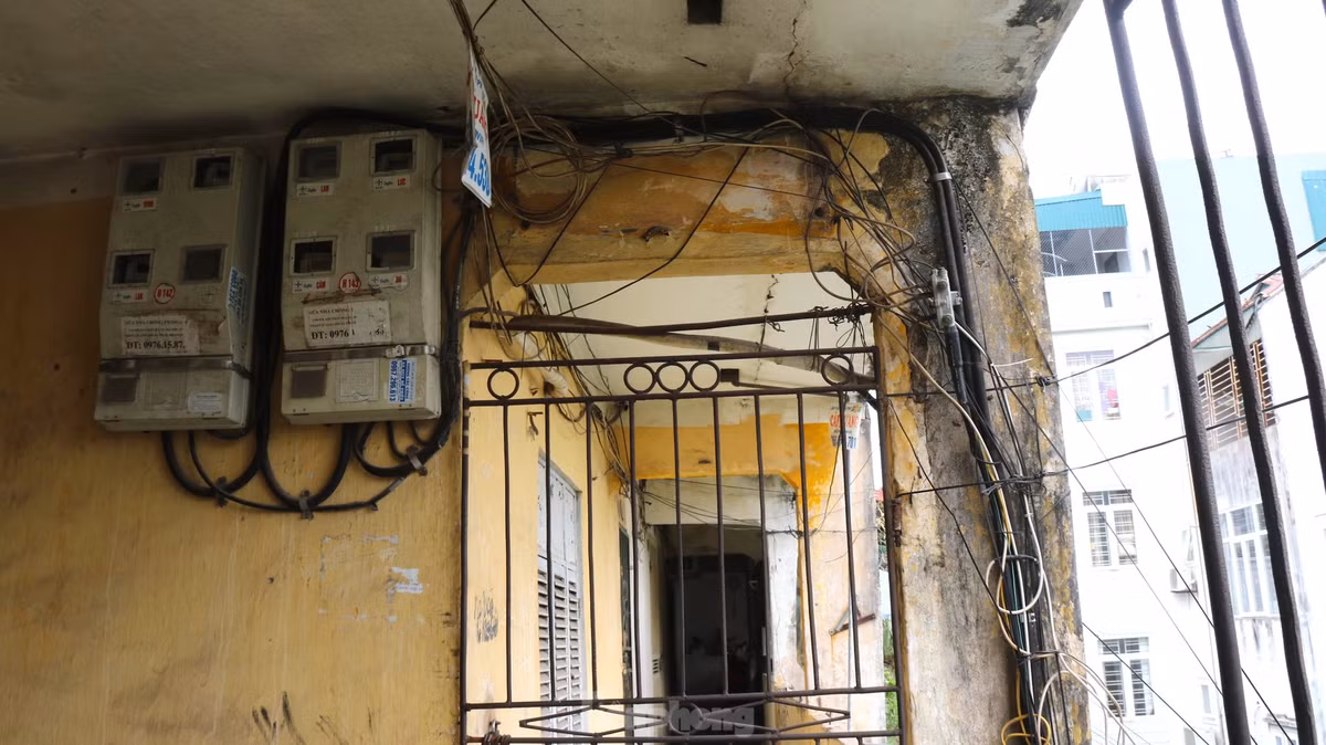 Chị Thái Hà (30 tuổi, Đống Đa) sống cùng gia đình trong hơn 20 năm tại căn tập thể tầng 5 Đặng Văn Ngữ. Chị cho biết, khu nhà xuống cấp nhiều, đặc biệt là sau đợt mưa bão vừa rồi. "Gia đình mình đã có kế hoạch chuyển tới nơi khác sinh sống, nhưng đa số dân cư khu vực này lựa chọn vẫn sống tại đây vì vị trí thuận lợi. Việc đền bù người dân cũng mong muốn được bằng hoặc hơn các khu vực khác tương tự trong nội thành để đảm bảo quyền lợi cho người dân" chị Hà chia sẻ nguyện vọng.