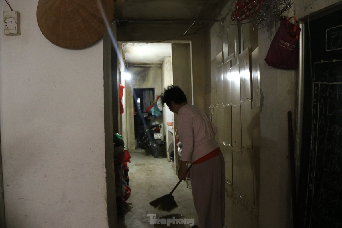 Sống 20 năm tại khu tập thể B3 Trung Tự, bà Lý (52 tuổi, Đống Đa) cho biết, khu tập thể theo thời gian cũng dần xuống cấp. Tại khu vực tầng 1 của gia đình bà thường xuyên ẩm thấp, bị dột nước nặng. "Cảnh sống ở nhà tập thể chuyện nước mưa ngấm sang nhà nhau là bình thường. Nhiều gia đình vì điều kiện sống không tốt đã lựa chọn chuyển đi. Điều kiện không tốt như vậy mà được cải tạo khang trang lại thì may mắn quá", bà Lý nói.