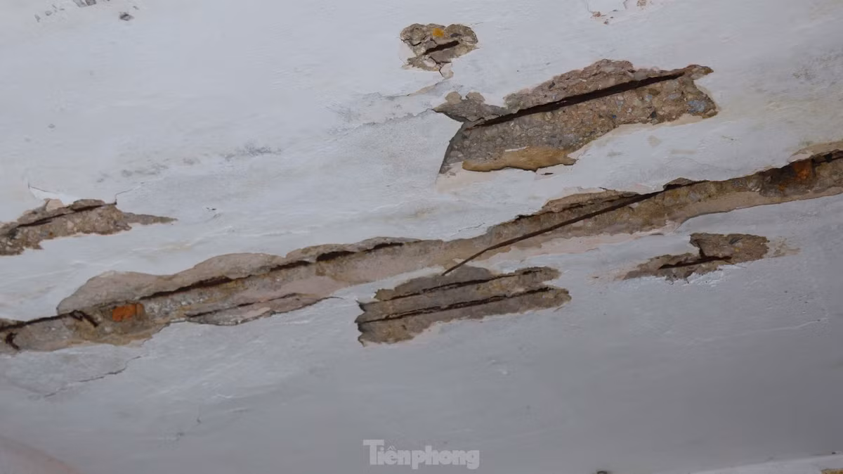 Nhiều khu nhà tại tập thể B3 Trung Tự xuống cấp, nhiều bức tường, nền nhà bị bong tróc, nứt vỡ và hệ đường dây điện lộn xộn.