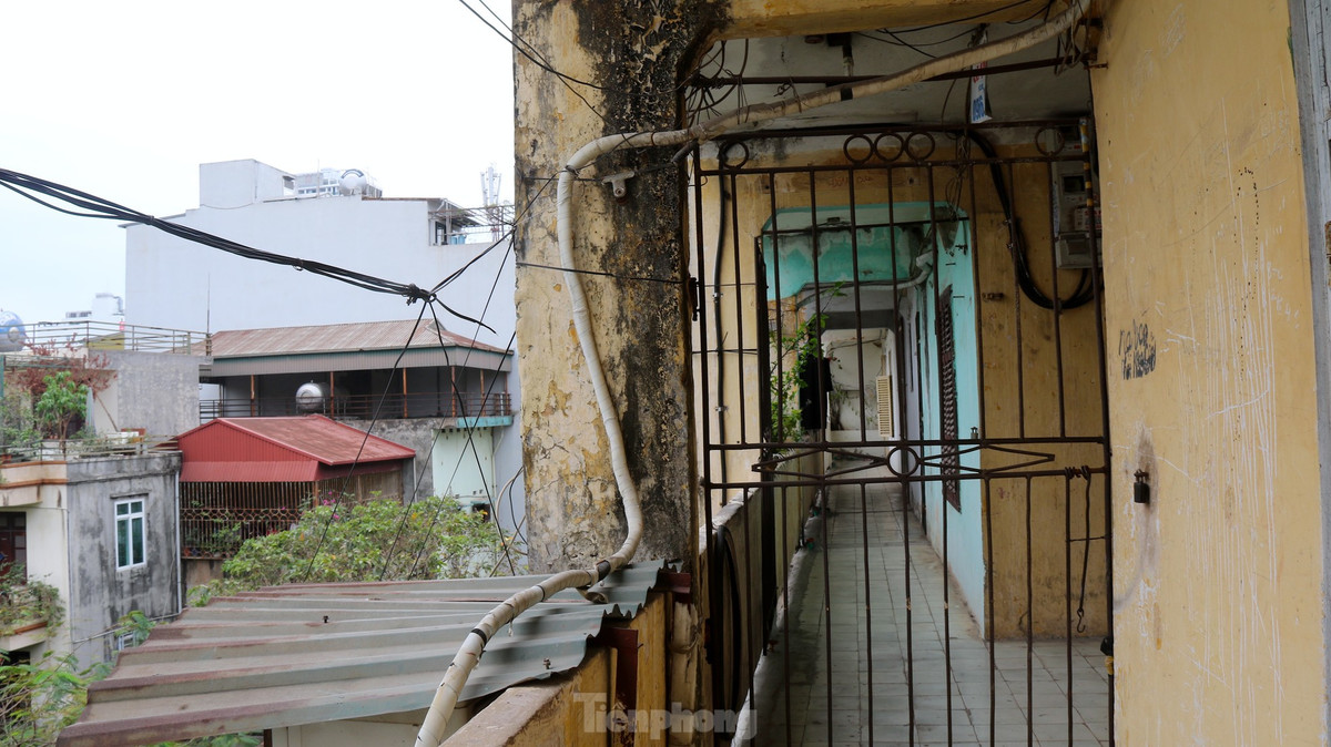 Sở Quy hoạch - Kiến trúc khẳng định: Hiện nay không còn vướng mắc gì liên quan đến lập quy hoạch chi tiết cho các khu chung cư cũ trên địa bàn. Các quận, huyện phải bắt tay vào làm. Đồng thời phối hợp với các Nhà đầu tư trước đây nghiên cứu lập nhiệm vụ và ý tưởng quy hoạch chung cư cũ trên địa bàn quản lý (đã ngừng nghiên cứu do không phù hợp quy định pháp luật hiện hành về đơn vị tổ chức lập quy hoạch) và Viện Quy hoạch xây dựng Hà Nội (đơn vị tư vấn lập quy hoạch) để tiếp nhận, tham khảo, tận dụng các nội dung đã thực hiện nhằm rút ngắn thời gian nghiên cứu, đẩy nhanh tiến độ triển khai lập quy hoạch chi tiết... 