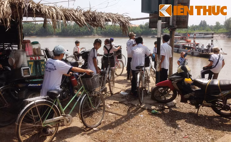 Hàng trăm em học sinh hàng ngày phải vất vả chờ đợi rất lâu mới qua lại được con đò để đến trường học hoặc trở về nhà.