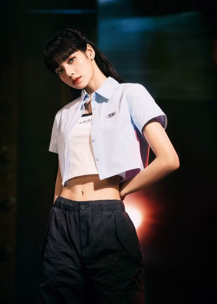 Cô đảm nhận vai trò nhảy chính, rap phụ trong nhóm nhạc BLACKPINK và cùng nhóm nhạc này nhanh chóng nổi tiếng khắp châu Á. (Ảnh: IG)