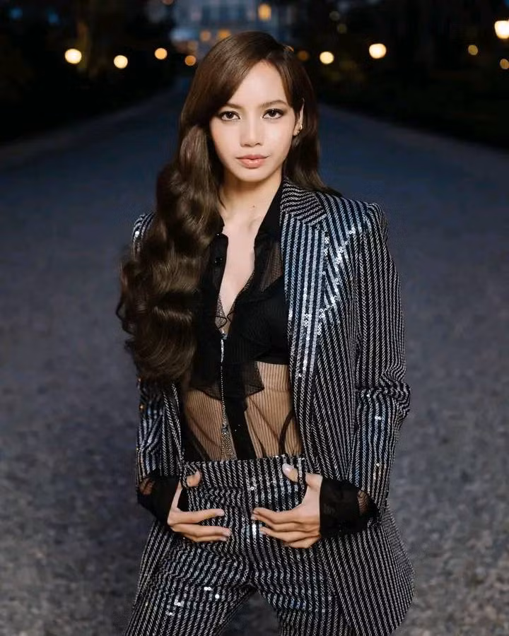 Lisa sở hữu chiều cao 1,67 m, nặng 45 kg với vòng eo 51 cm. Cô có thể hình gợi cảm và gương mặt búp bê với đôi mắt to tròn.