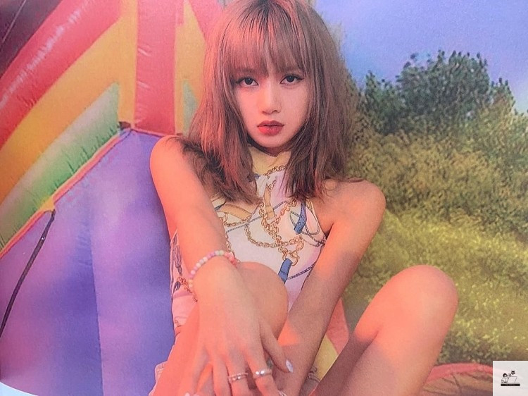 Năm 2021, ca sĩ Lisa của nhóm nhạc nữ Hàn Quốc BLACKPINK là Gương mặt đẹp nhất thế giới. TC Candler là một trang web phê bình phim độc lập của Mỹ. Trang web này đã tổ chức bình chọn hàng năm để xếp hạng những người đẹp nhất thế giới kể từ năm 1990. (Ảnh: IG)