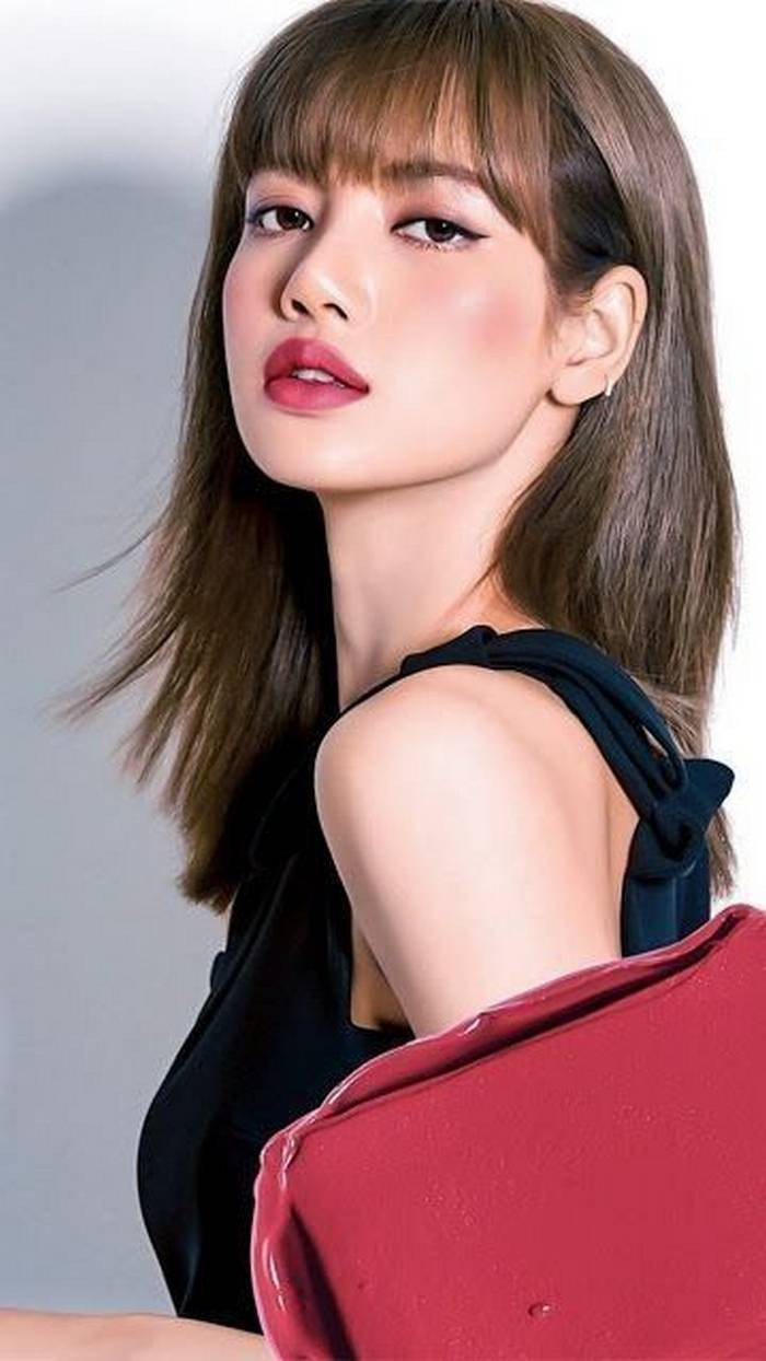 Ở tuổi 26, tài sản ròng ước tính của Lisa là 14 triệu USD. Cô là chủ nhân của 1 căn biệt thự đẳng cấp có giá 7,5 tỷ won (khoảng 143 tỷ đồng) thuộc quận Seongbuk, Seoul. Ngoài ra, cô cũng sở hữu một chiếc thẻ đen quyền lực chỉ dành cho giới siêu giàu tại Hàn Quốc. (Ảnh: IG)