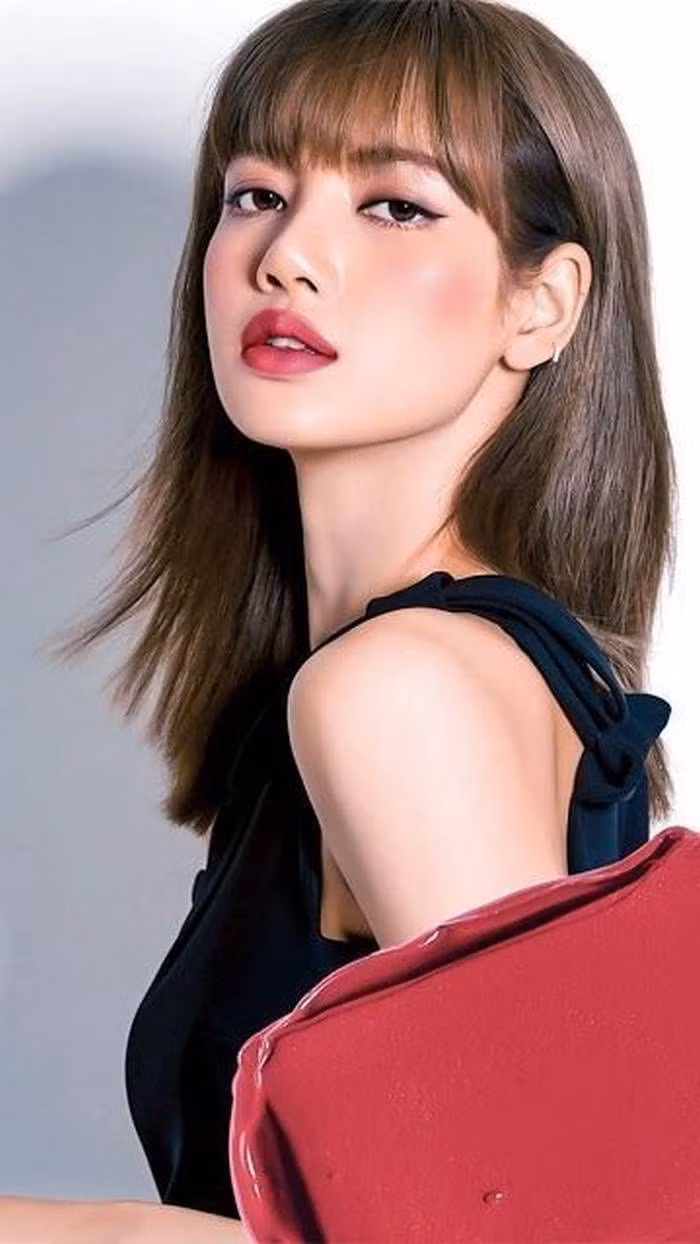 Ở tuổi 26, tài sản ròng ước tính của Lisa là 14 triệu USD. Cô là chủ nhân của 1 căn biệt thự đẳng cấp có giá 7,5 tỷ won (khoảng 143 tỷ đồng) thuộc quận Seongbuk, Seoul. Ngoài ra, cô cũng sở hữu một chiếc thẻ đen quyền lực chỉ dành cho giới siêu giàu tại Hàn Quốc. (Ảnh: IG)