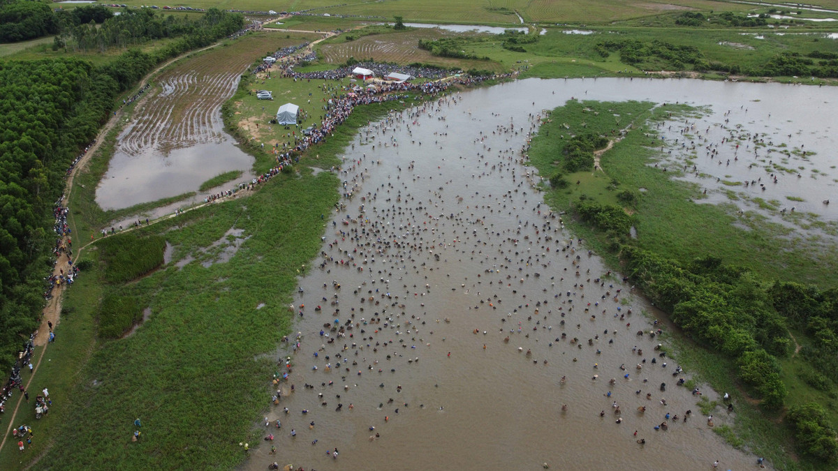 Năm trước do ảnh hưởng của dịch bệnh nên lễ hội phải tạm dừng. Năm nay mở cửa, hàng nghìn người dân háo hức tham gia lễ hội