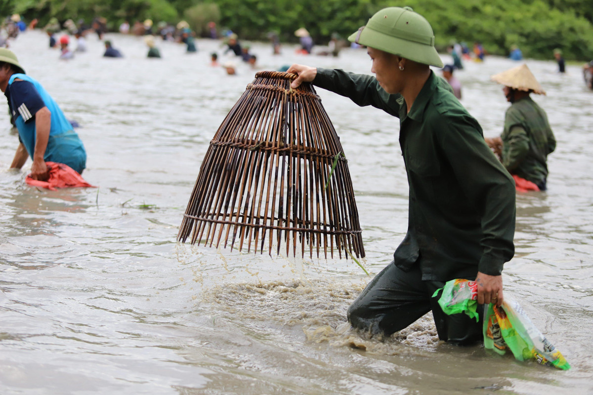 Dụng cụ một người đàn ông mang theo là nơm, và bao bì đựng cá