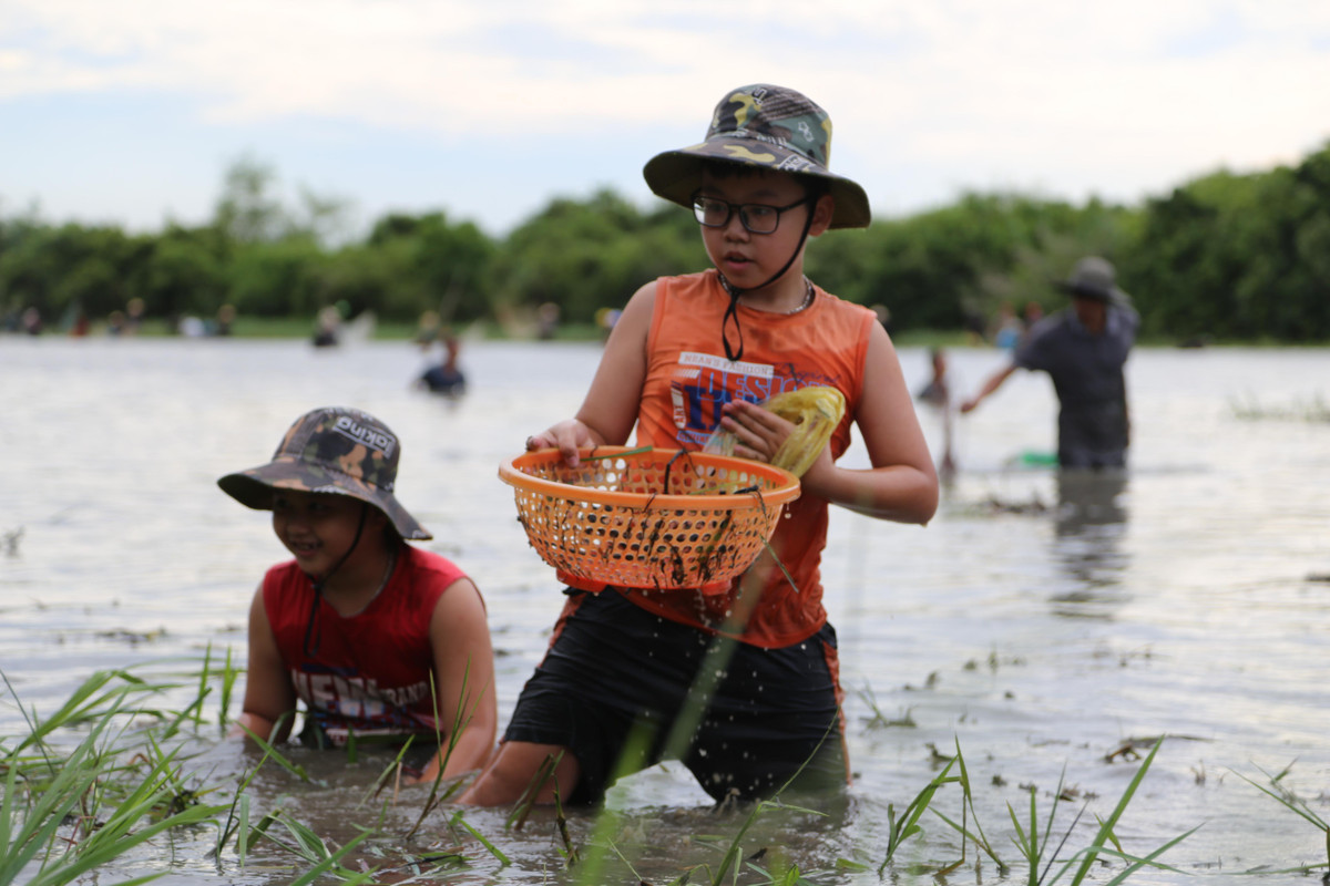 Trẻ em cũng theo bố mẹ ra rào đánh bắt cá, tham gia lễ hội truyền thống