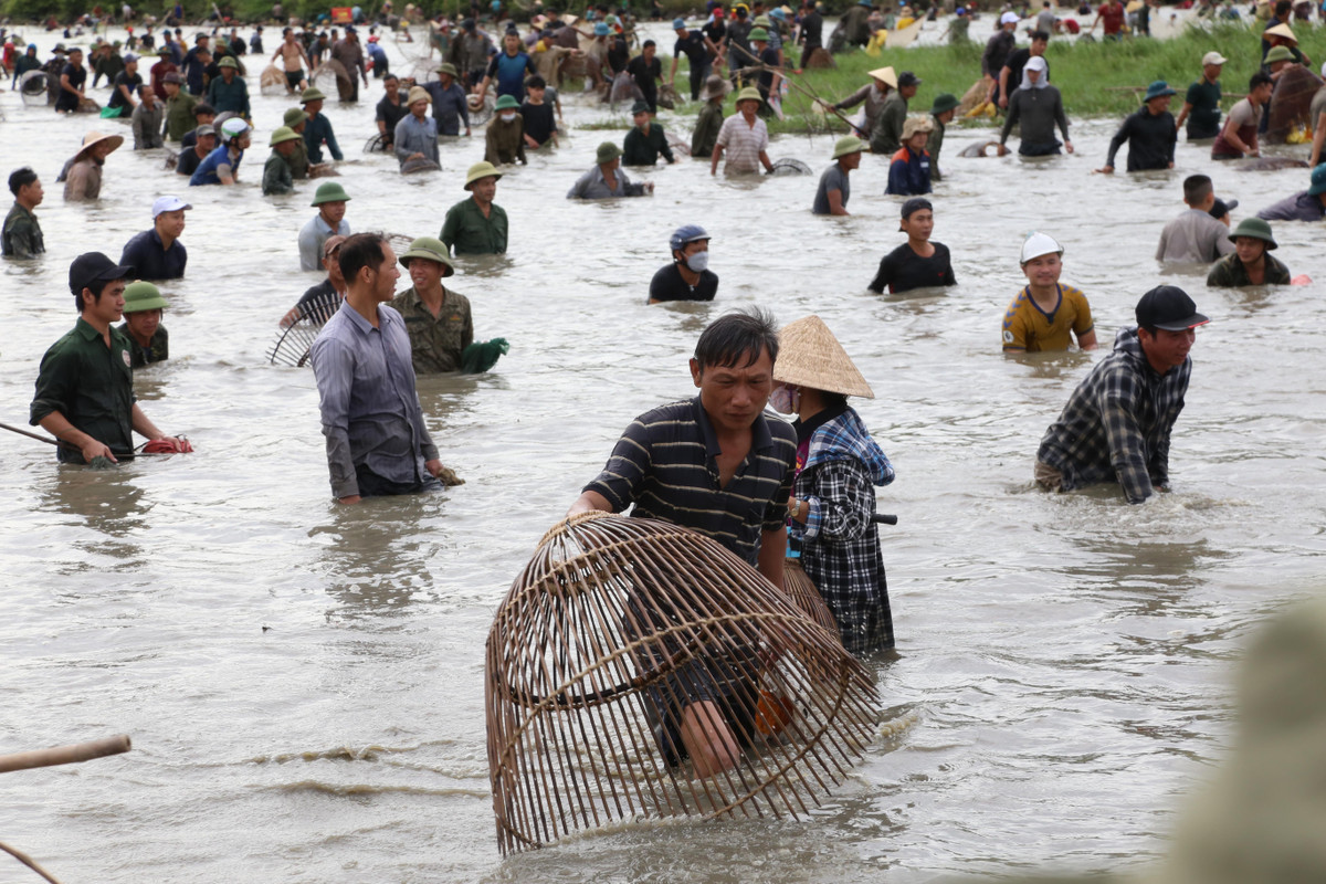 Lễ hội này tổ chức vào khoảng tháng 5 âm lịch, khi người dân đã thu hoạch xong mùa màng
