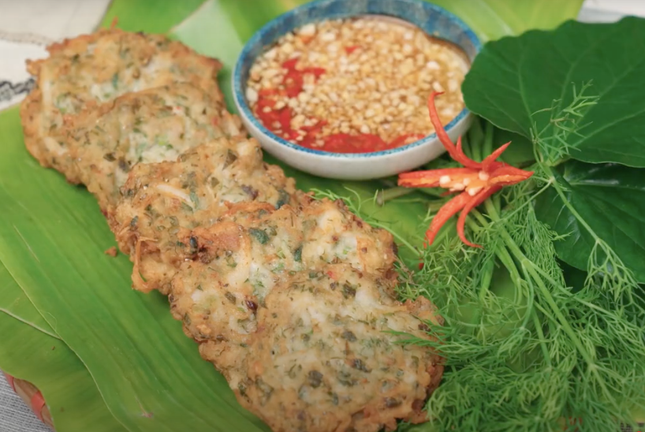 Cá ngần có thể chế biến nhiều món như: Rang chấm tương ướt hoặc nước mắm, khi ăn có vị dai ngọt như cá mực. Cá cũng có thể dùng để chao qua mỡ, dầu, khi đã tẩm ướp. Món này cá giòn, có độ dai, thơm ngậy; có thể quấn lá lốt để ăn. Cá ngần cũng có thể dùng để tráng với trứng và thịt băm thành món chả cá vừa mềm, dai, thơm và ngọt. Món đơn giản và có thể cảm nhận hết được hết vị ngon nguyên bản của cá ngần là canh chua (với cà chua, dứa...). Cá ngần nấu món này không tanh, vị ngọt, mát có tác dụng giải nhiệt rất tốt. Trong ảnh, cá ngần là nguyên liệu chính, cùng với thịt, trứng... để làm món chả thơm ngon.