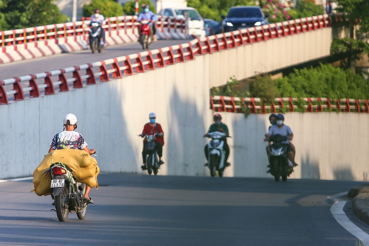 Ghi nhận của phóng viên Zing trong khoảng 2 tiếng chiều 10/9, hàng chục trường hợp chạy xe vi phạm luật giao thông.