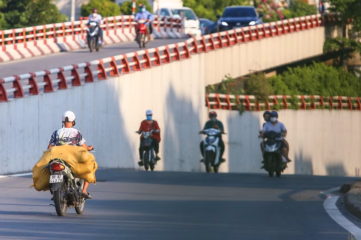 Ghi nhận của phóng viên Zing trong khoảng 2 tiếng chiều 10/9, hàng chục trường hợp chạy xe vi phạm luật giao thông.