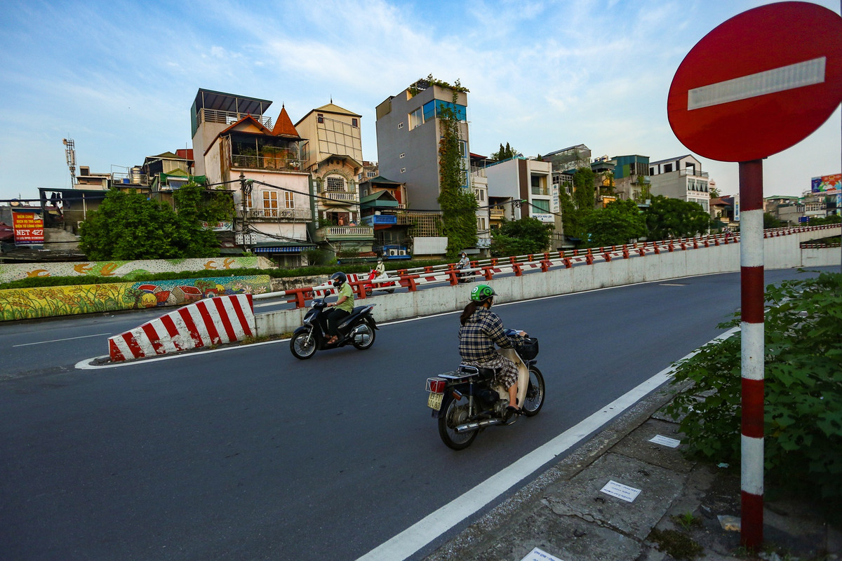Càng về chiều muộn, cùng với sự vắng bóng của lực lượng cảnh sát giao thông, người đi xe máy cố tình vi phạm giao thông càng nhiều.