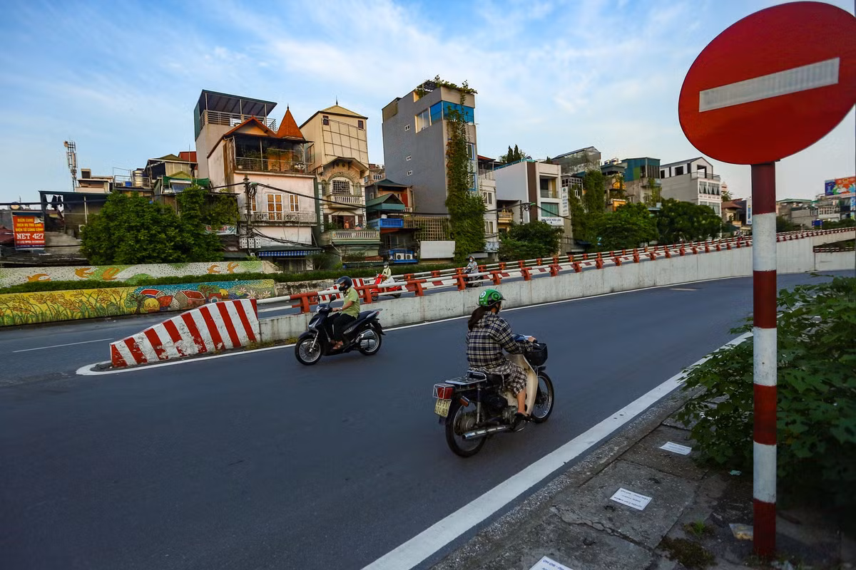 Càng về chiều muộn, cùng với sự vắng bóng của lực lượng cảnh sát giao thông, người đi xe máy cố tình vi phạm giao thông càng nhiều.