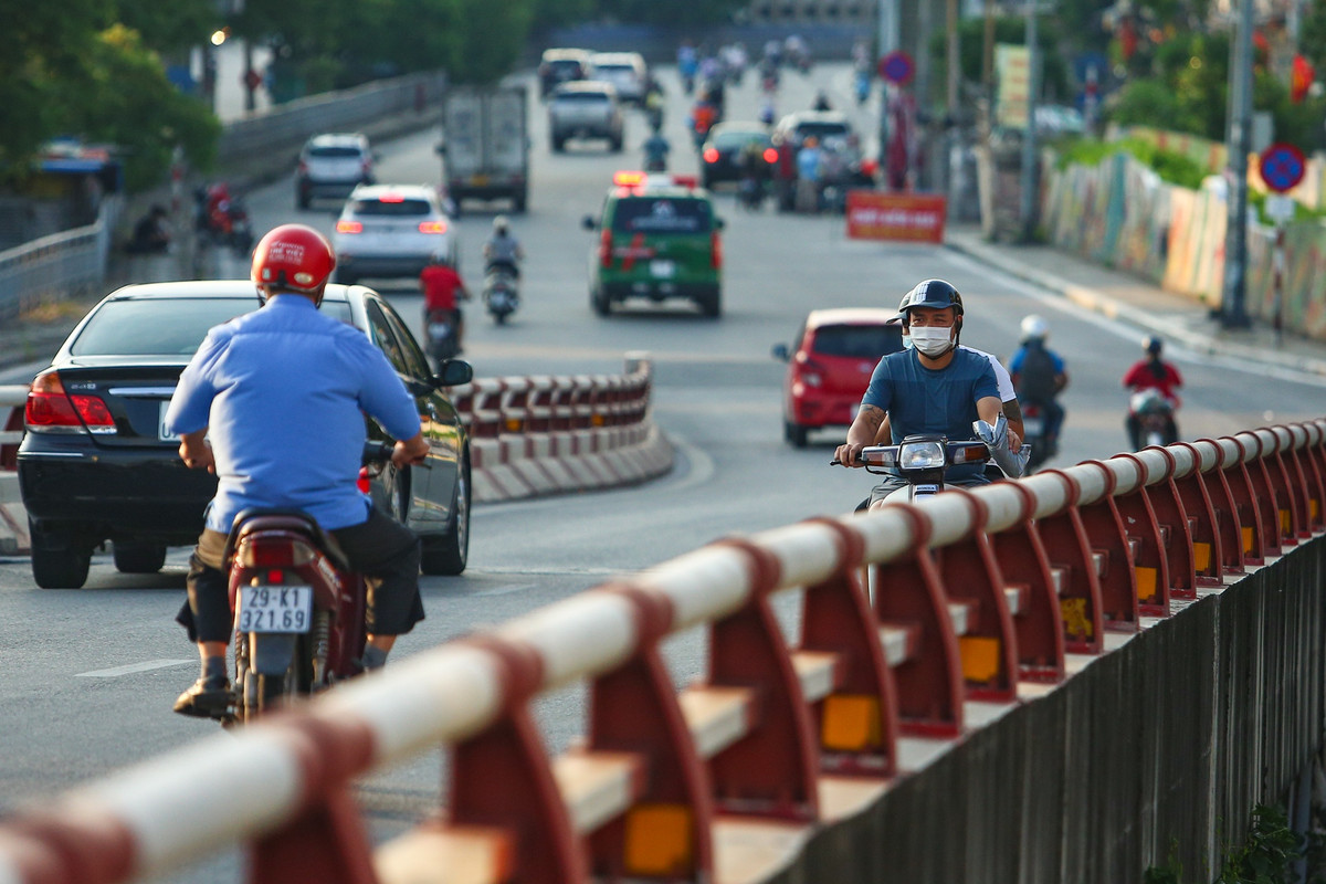 Một đầu lối lên cầu Chương Dương bỗng dưng có hai chiều di chuyển, người đi sai gây nguy hiểm cho người đi đúng luật giao thông.
