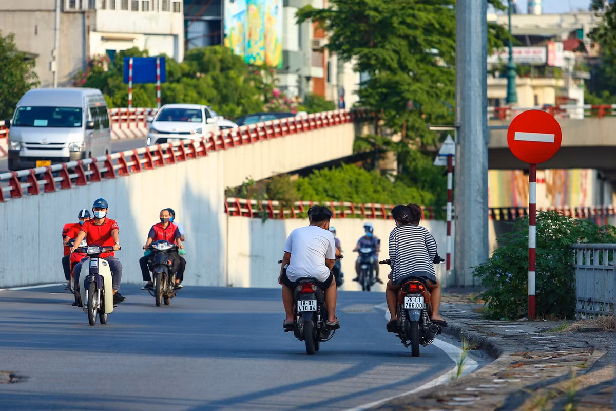 Hang loat nguoi di xe may nguoc chieu o nut giao Chuong Duong-Hinh-2