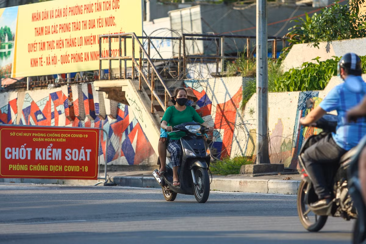 Ngoài ra, nhiều người đi từ phường Phúc Tân ra cũng không đội mũ bảo hiểm, phóng xe ngược chiều.