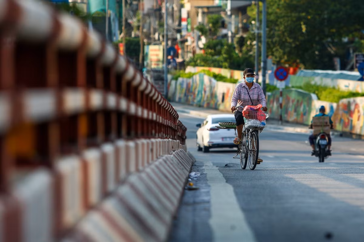 Ngoài xe máy, thi thoảng có vài người đi xe đạp cũng "tranh thủ" đi ngược chiều lên cầu.